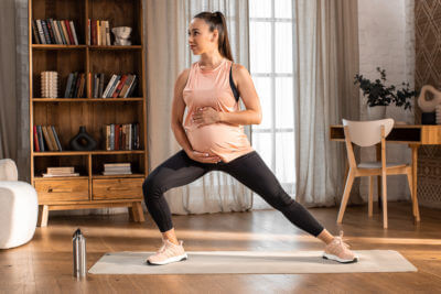 Schwangere Frau beim Trainieren