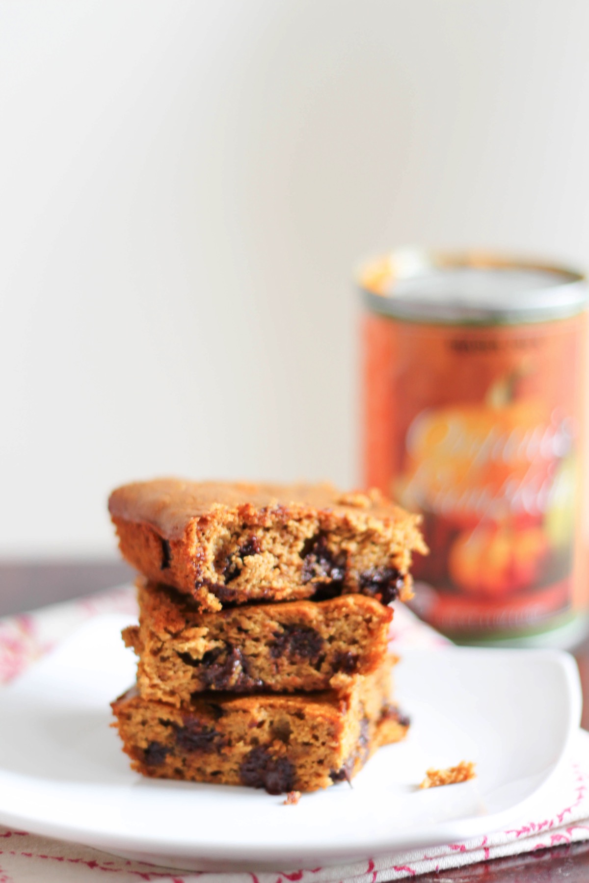 Flourless pumpkin chocolate chip bars! a holiday treat that's secretly packed with nutrition and under 200 calories per serving
