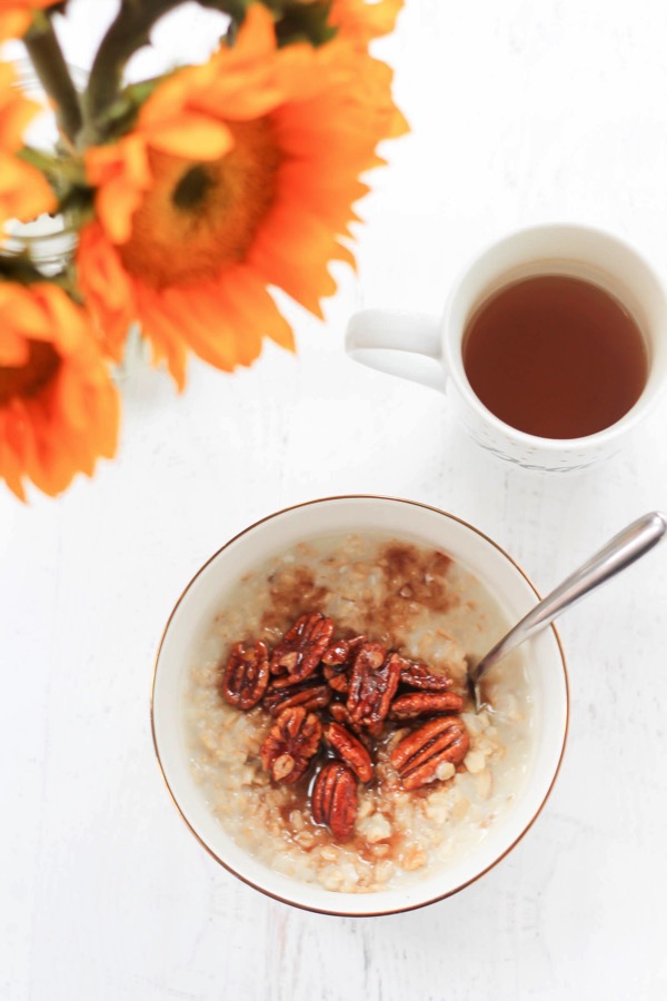 Pecan pie protein oatmeal! A super healthy and delicious fall breakfast option. Whipped egg whites give it extra protein and top with the sweet pecan topping. fitnessista.com 