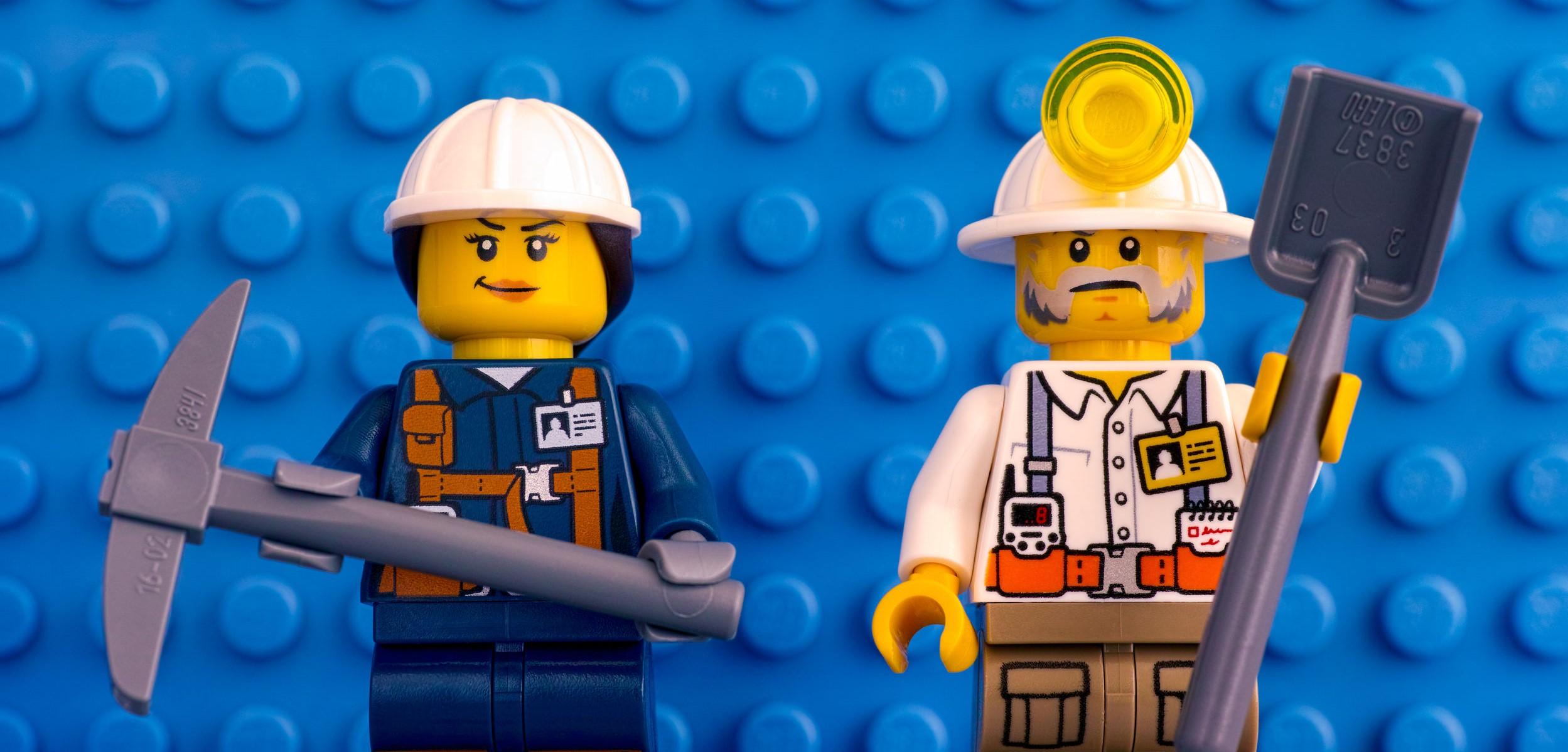This picture shows two LEGO miners, who don't have much to do with fast weight loss, but look cool.