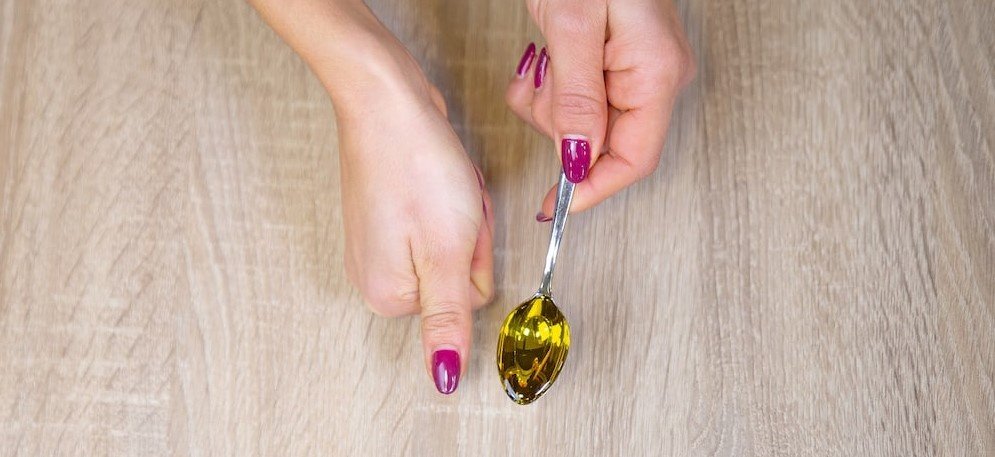 Your thumb is about one serving of olive oil